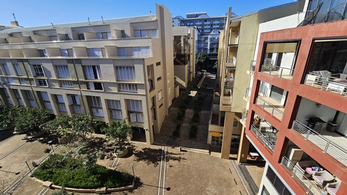 Penthouse To Rent in Umhlanga Ridge: 4 bedrooms, pool access, near Gateway Theatre.