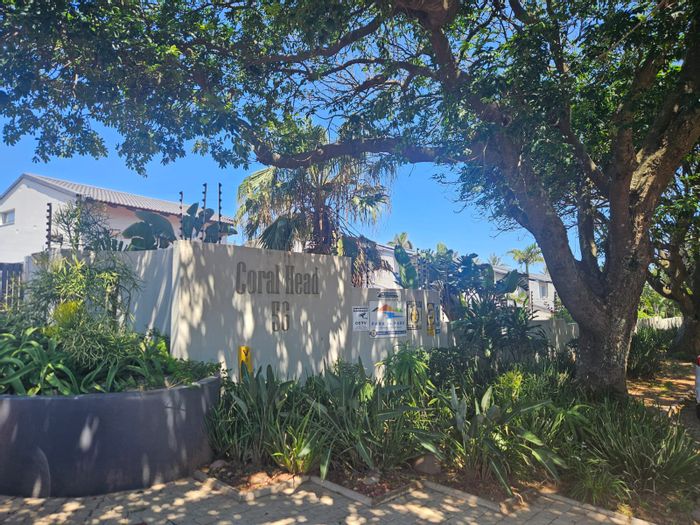 Umhlanga Central Townhouse To Rent: 5 beds, beach access, private garden, pool.