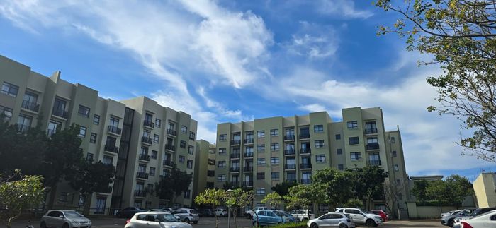 Apartment To Rent in New Town Centre with garden, pool access, and parking.