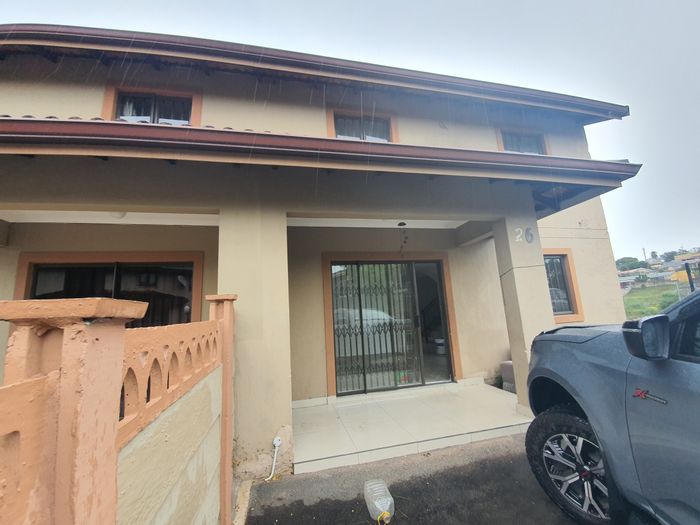 Three-bedroom apartment in Grove End with parking, yard access, and security. To Rent.
