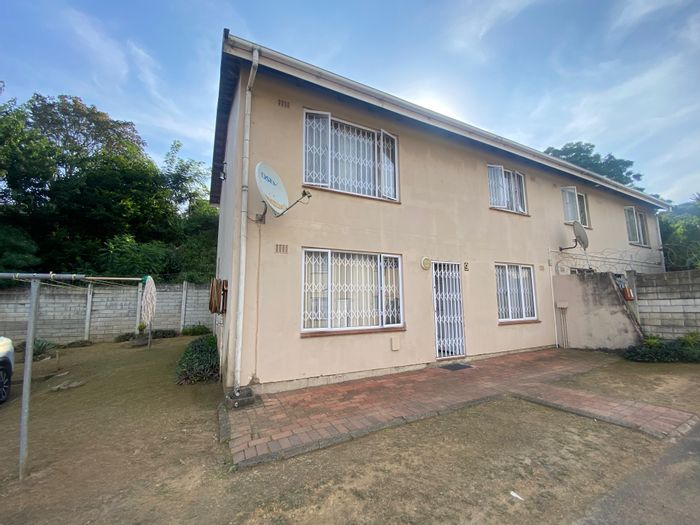 Amanzimtoti Apartment To Rent: 3 beds, 2 baths, private garden, near amenities.