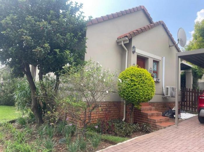 Townhouse for sale in Fourways: 2 beds, pool, clubhouse, 24-hour security.