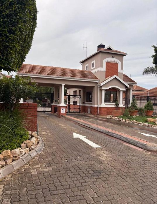 For Sale: Fourways Townhouse with 2 beds, pool, clubhouse, and 24-hour security.