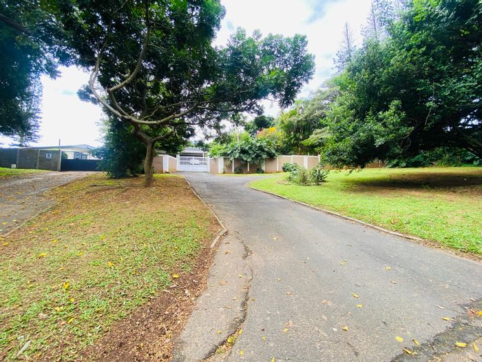 Amanzimtoti House For Sale: 4 beds, pool, bar, double garage, near beach.