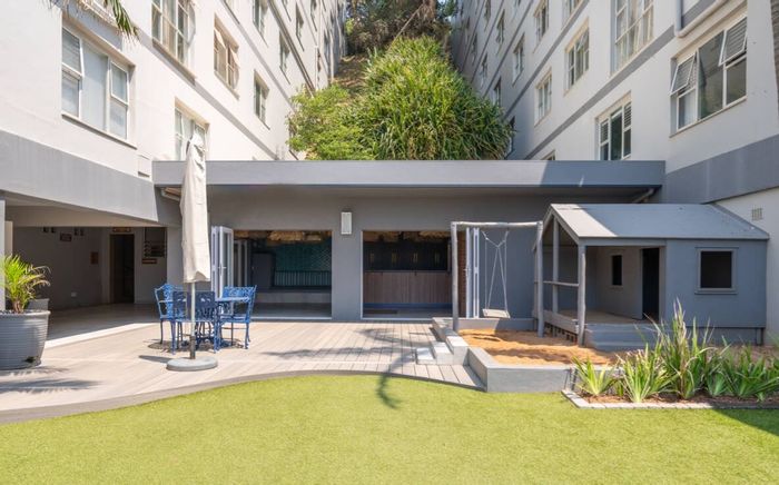 Umdloti Beach Apartment To Rent: 3 bedrooms, pool, kids' play area, sea views.