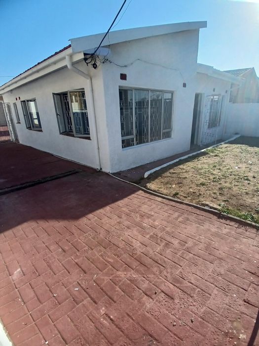 3-Bedroom House with Flatlet for Sale in Merebank East, Ideal for Families or Investors.