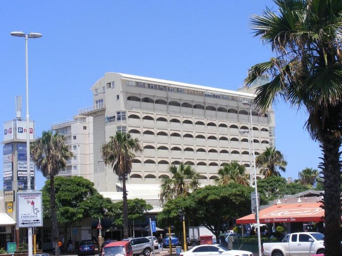 Umhlanga Central Apartment To Rent: 1-bedroom, sea view balcony, secure parking, close to amenities.