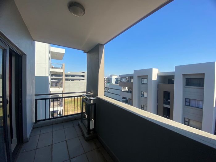 Umhlanga Ridge Apartment To Rent: 2 beds, 2 baths, balcony, security, parking.