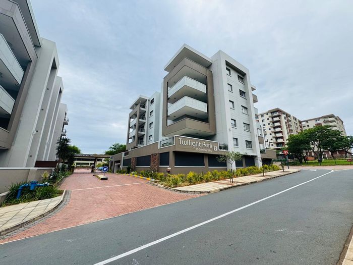 To Rent: Apartment in New Town Centre with 3 beds, 3 baths, secure parking.