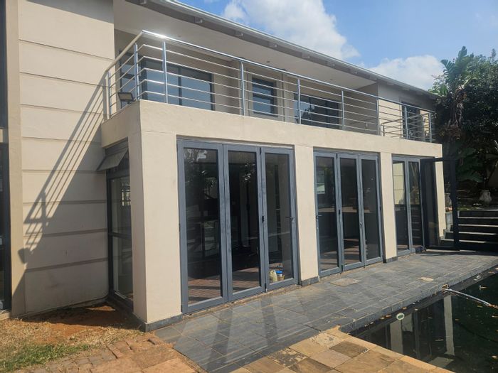 Umhlanga Ridge House To Rent: 5 beds, pool, security, staff accommodation, spacious yard.