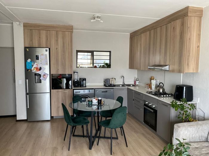 Three-bedroom apartment in Fourways with gym, pool, and pet-friendly garden. To Rent.