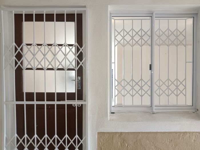 For Sale: 3-Bedroom Apartment in Oaklands with balcony, parking, and easy access.