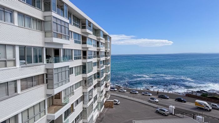 Sea Point Apartment To Rent: 1 Bed, Ocean Access, 24/7 Security, Scenic Views.