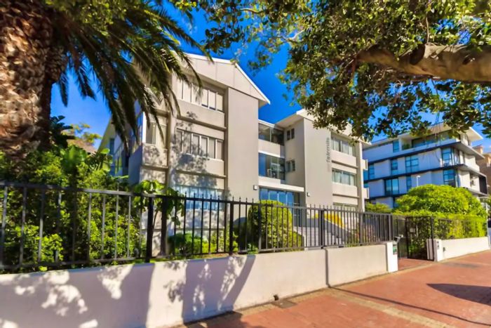 Sea Point Apartment To Rent: Semi-furnished, open-plan, near restaurants and the Promenade.