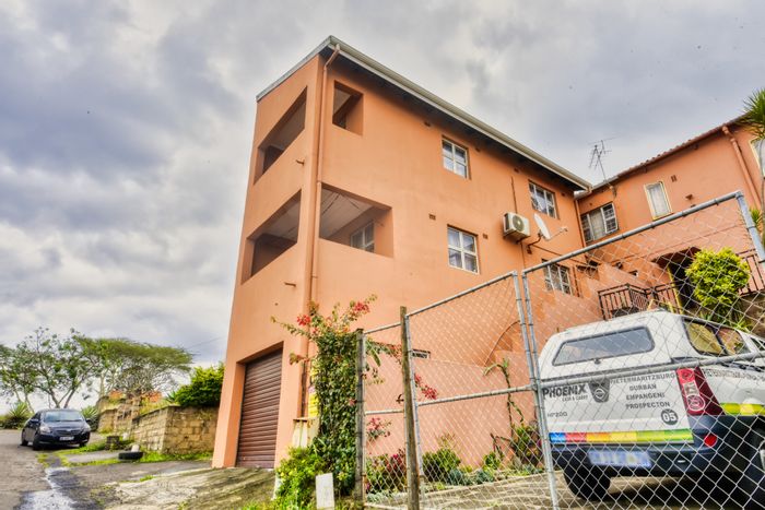 5-Bedroom House in Sunford For Sale with Garage and Garden, Near Amenities.