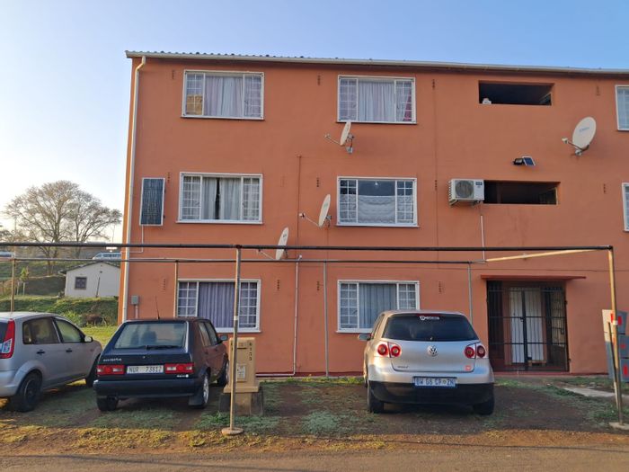 Grove End Townhouse For Sale: 2 bedrooms, 2 aircons, parking, convenient location.