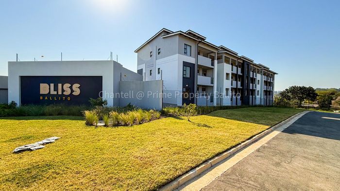 Ballito Central Apartment To Rent: 2 beds, gym, pool, clubhouse, secure parking.
