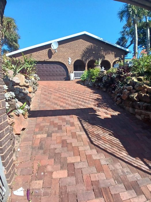 Bluff House For Sale: 4 beds, 3.5 baths, spacious yard, covered parking.