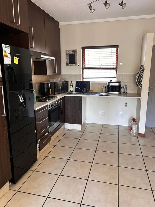 1-Bedroom Apartment in Fourways To Rent: Security, Pool, Clubhouse, Balcony.
