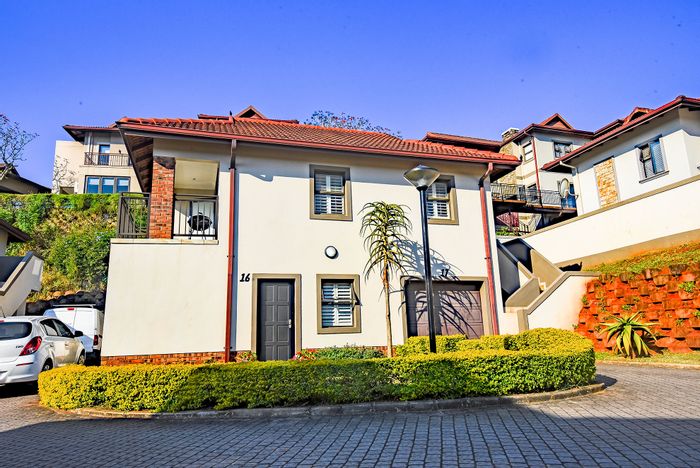 Izinga Apartment For Sale: 2-bed, pet-friendly, secure estate, close to amenities.