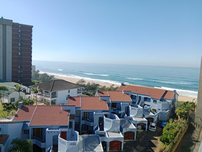 Amanzimtoti Apartment For Sale: 2-bed, balcony, secure complex, near beach and amenities.