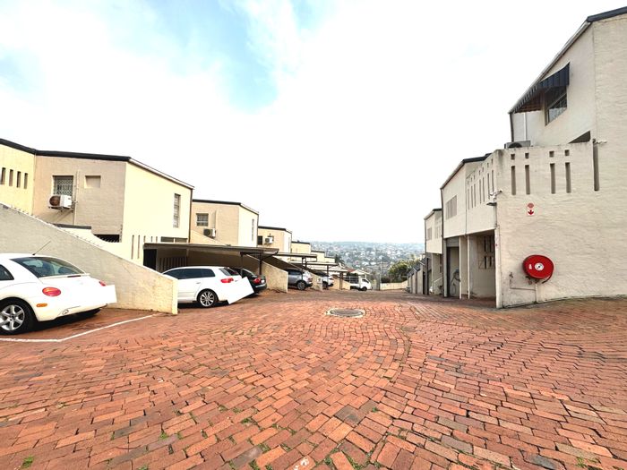 Musgrave Townhouse For Sale: 3 beds, sunroom, secure complex, remote garage.