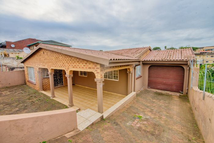 Grove End Townhouse For Sale: Four bedrooms, garage, ideal for home business.