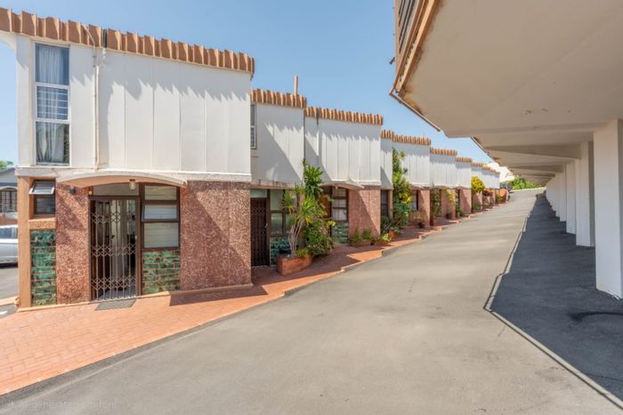 Umgeni Park Townhouse To Rent: 3 beds, private garden, built-in braai, pet-friendly.