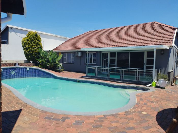 Bluff House For Sale: 3 beds, 4 baths, pool, outdoor entertainment area, 7 parking.