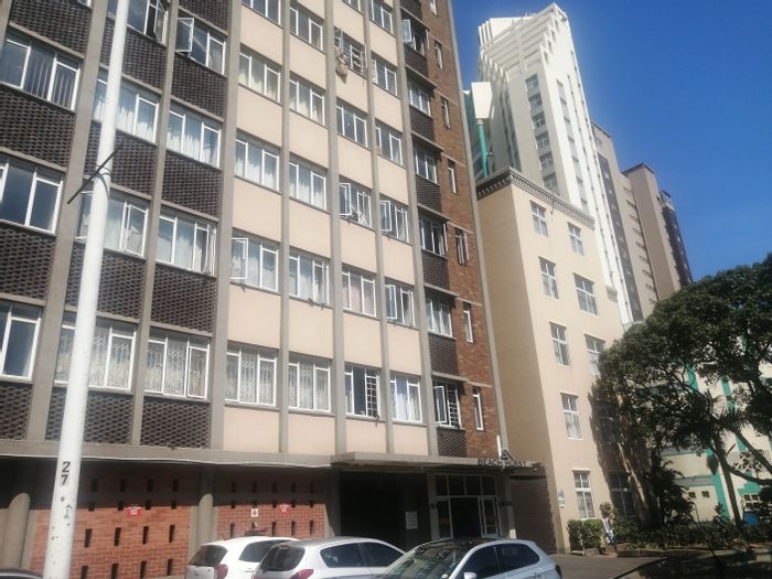 North Beach Apartment To Rent: Beachfront access, rooftop views, pool, and security.