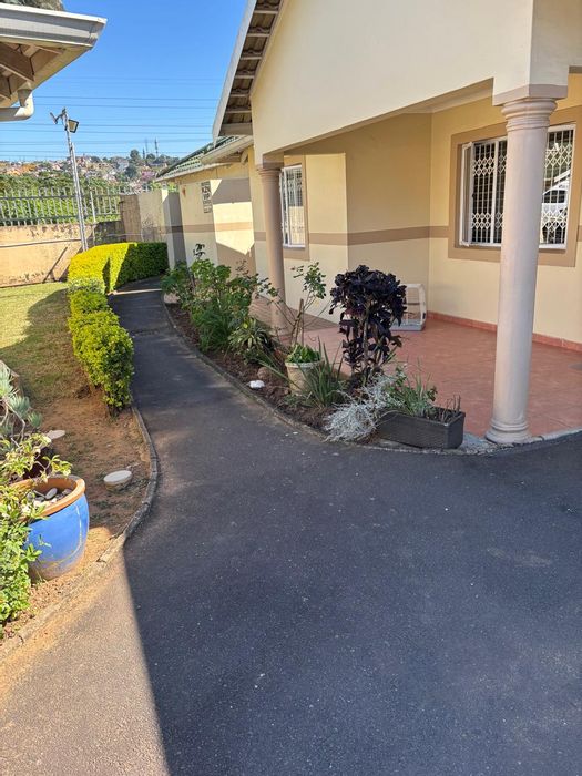 Broadlands Townhouse For Sale: 3 beds, courtyard, double garage, secure estate living.