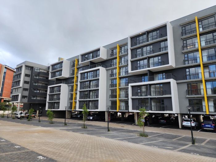 For Sale: Apartment in Umhlanga Ridge, secure complex, ideal for investors or first-time buyers.