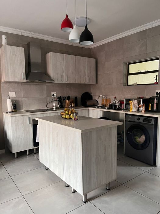 For Sale: Fourways Apartment with 1 Bed, Pool, Clubhouse, and Prepaid Electricity.