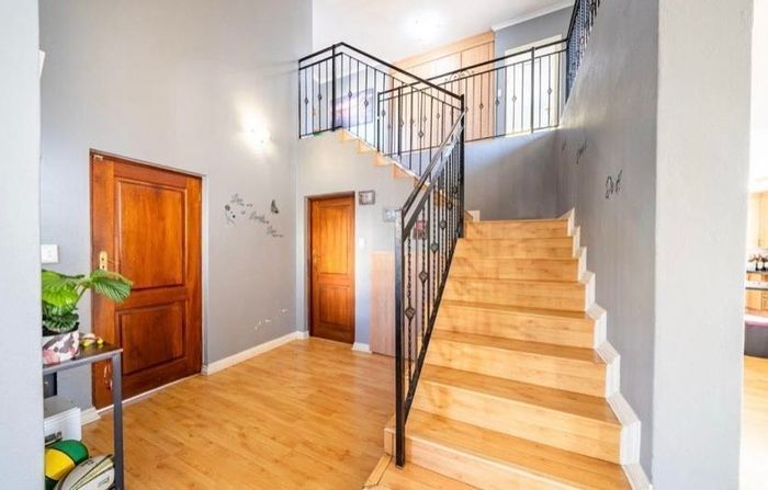 Fourways Cluster For Sale: 4 beds, security estate, inverter, staff accommodation.