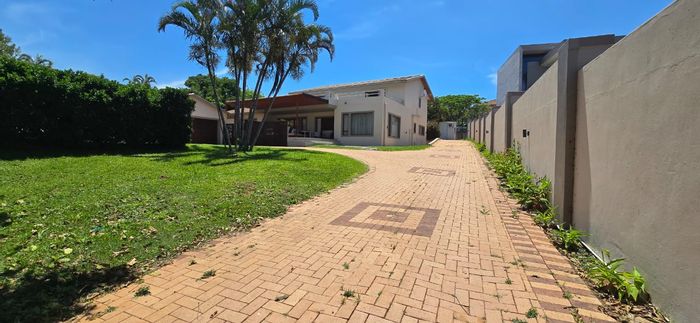 Herrwood Park House For Sale: Spacious, pool, double plot, near beach and schools.