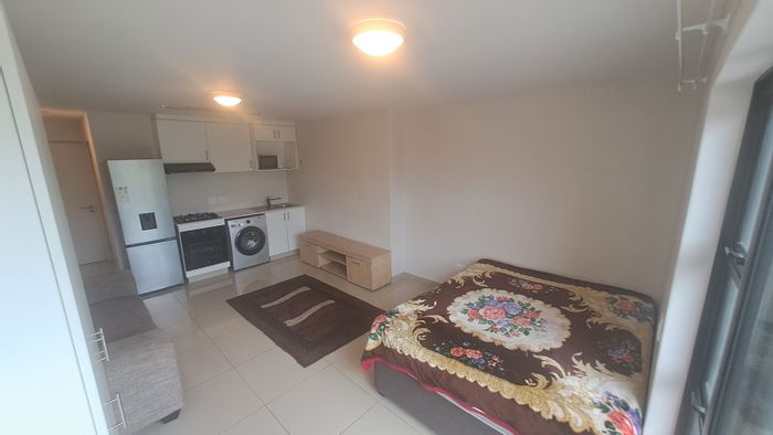 Umhlanga Ridge Apartment To Rent: Fully furnished studio, prime location, covered parking.