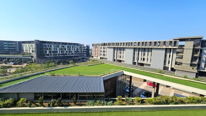 Sibaya Precinct Apartment To Rent: 2 beds, pool, secure parking, open plan living.