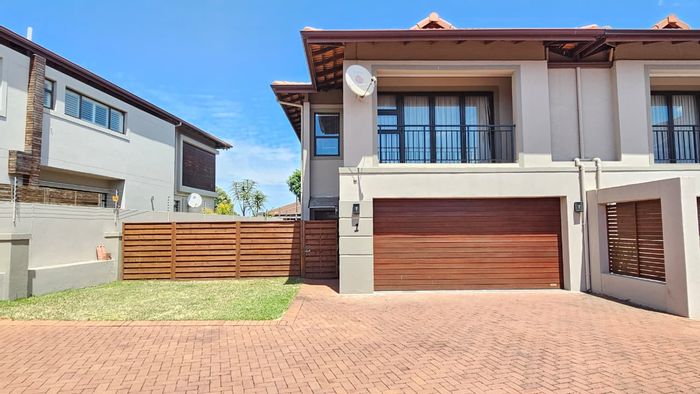 For Sale: Izinga Ridge Townhouse with 3 beds, pyjama lounge, and outdoor deck.