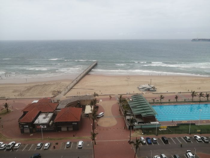 North Beach Apartment For Sale: Sea views, pool access, and convenient amenities.