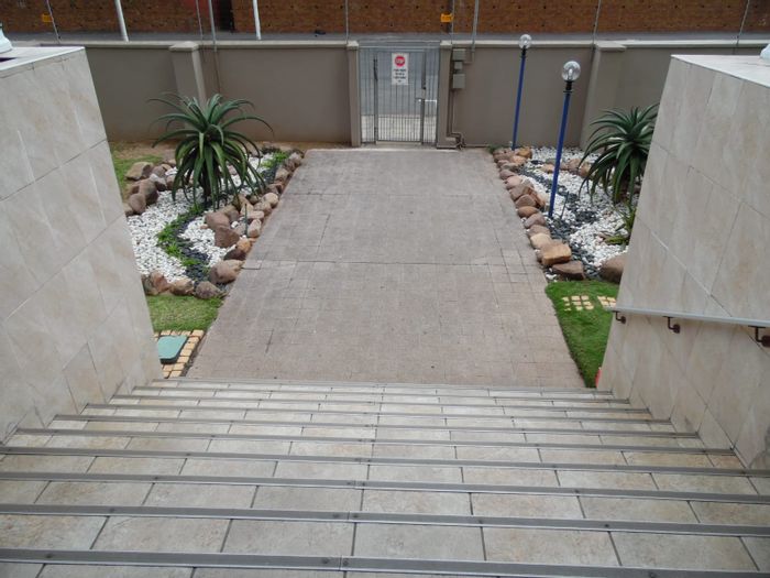 Amanzimtoti Apartment To Rent: 2 Bedrooms, Sea Views, Pool, 24/7 Security.