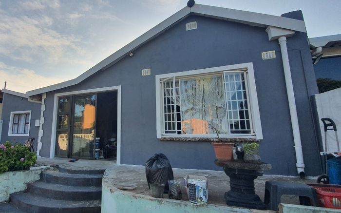 Grove End House For Sale: Family home with 3 rental units, income potential.