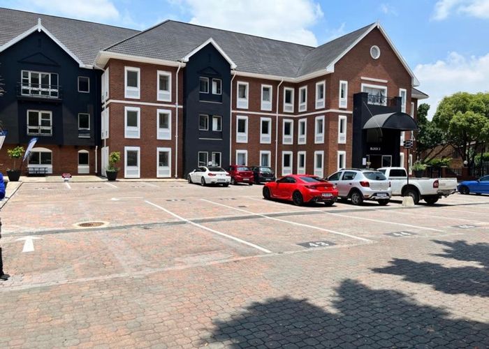 Pet-friendly 2-bed apartment with gym, pool, and restaurant in Sandton Central. To Rent.