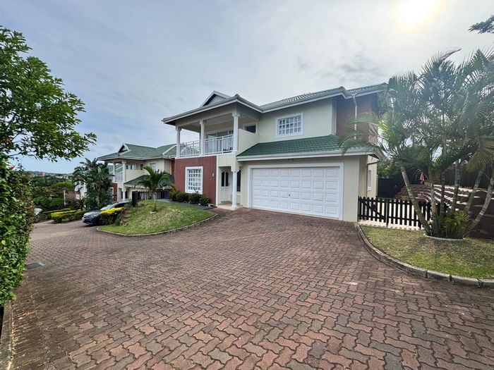 For Sale: House in Edgemount Estate with 3 beds, pool, gym, and double garage.