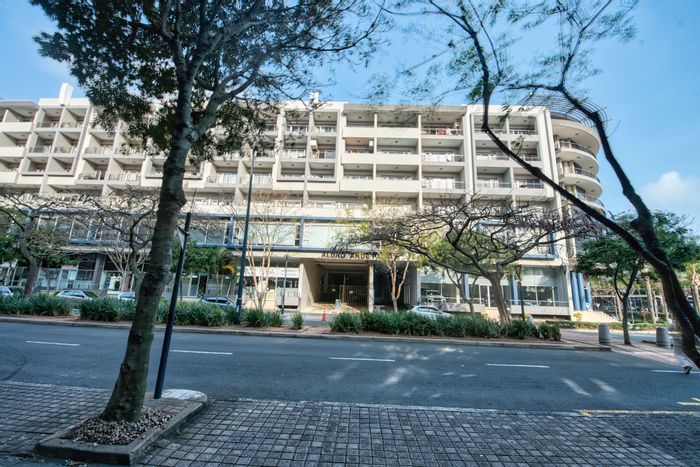 To Rent: Apartment in New Town Centre with rooftop pool, gym, and security.