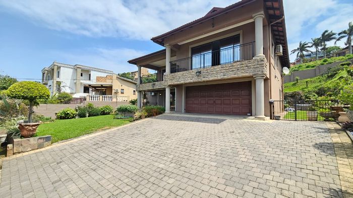 La Mercy Central House For Sale: 3 beds, pool, bar, study, spacious yard.
