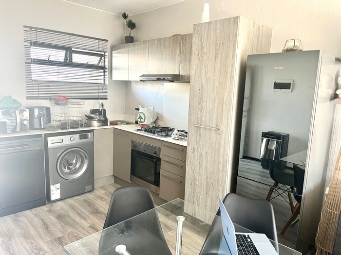 Broadacres Apartment For Sale: 24-hour security, gym, pool, clubhouse, conference room.