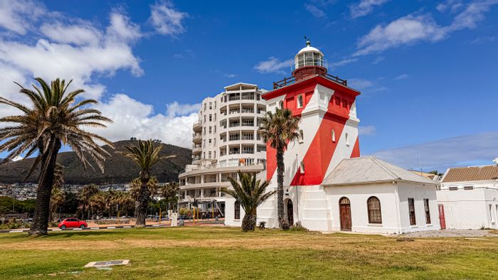 Mouille Point Apartment For Sale: Ocean views, pool, gym, secure parking.