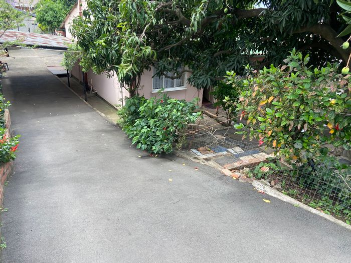 Lenham House For Sale: 2 beds, large yard, automated gates, convenient location.