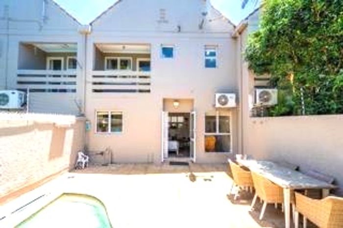 Windermere Townhouse To Rent: 2 Bedrooms, Private Yard, Secure Parking, Close to Amenities.