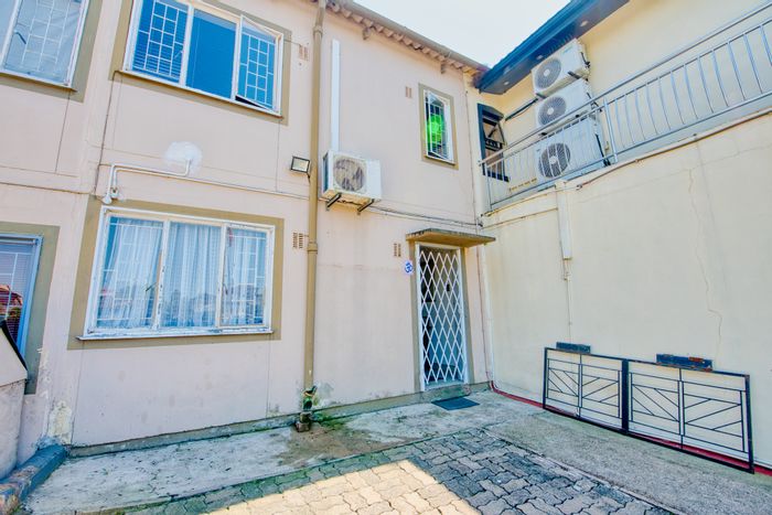 Townhouse for Sale in Sunford: 2 Bedrooms, Aircon, Fitted Kitchen, Close to Amenities.